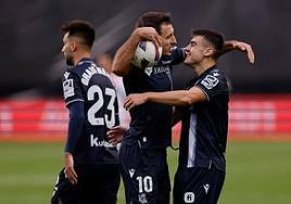 Oyarzabal celebra el gol del empate.