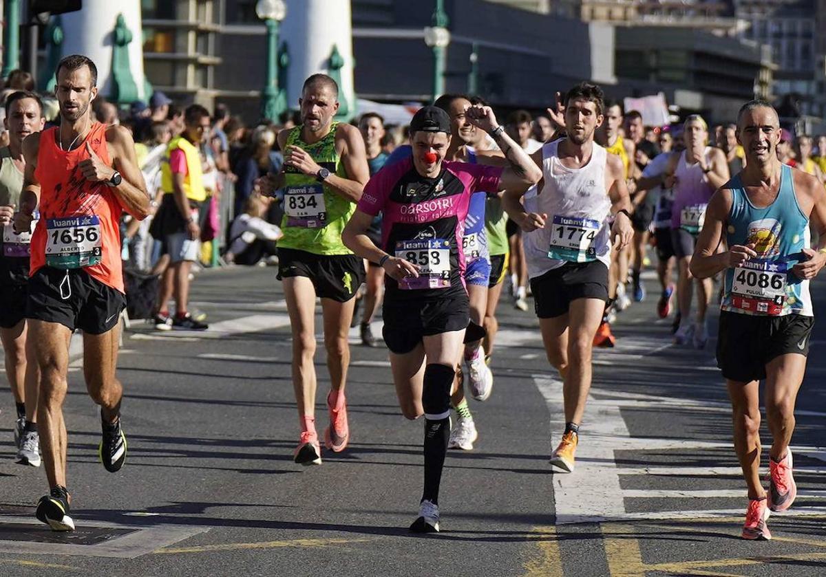 Varios participantes de la Behobia del año pasado encaran la recta final.