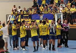 Los jugadores del Bidasoa aplauden al público de Artaleku.