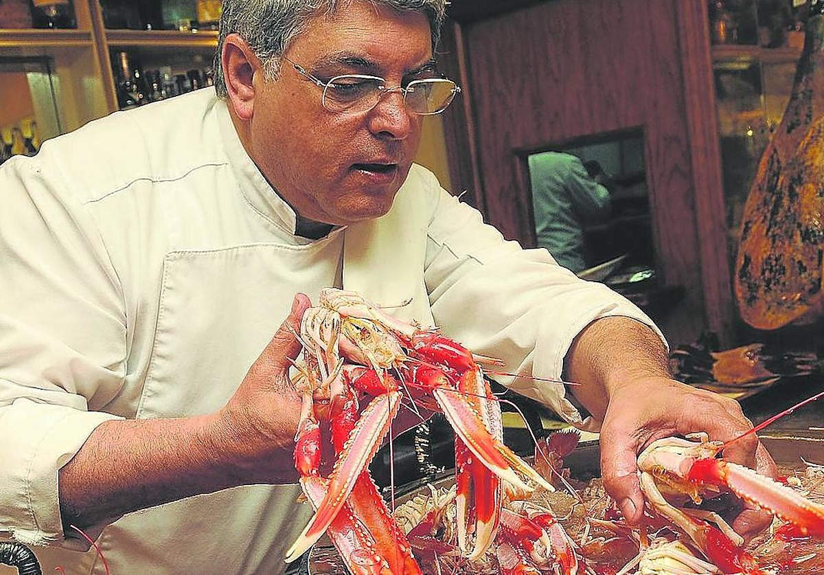 Enrique, capitán del Jaylu, selecciona unas cigalas para su cocinado.