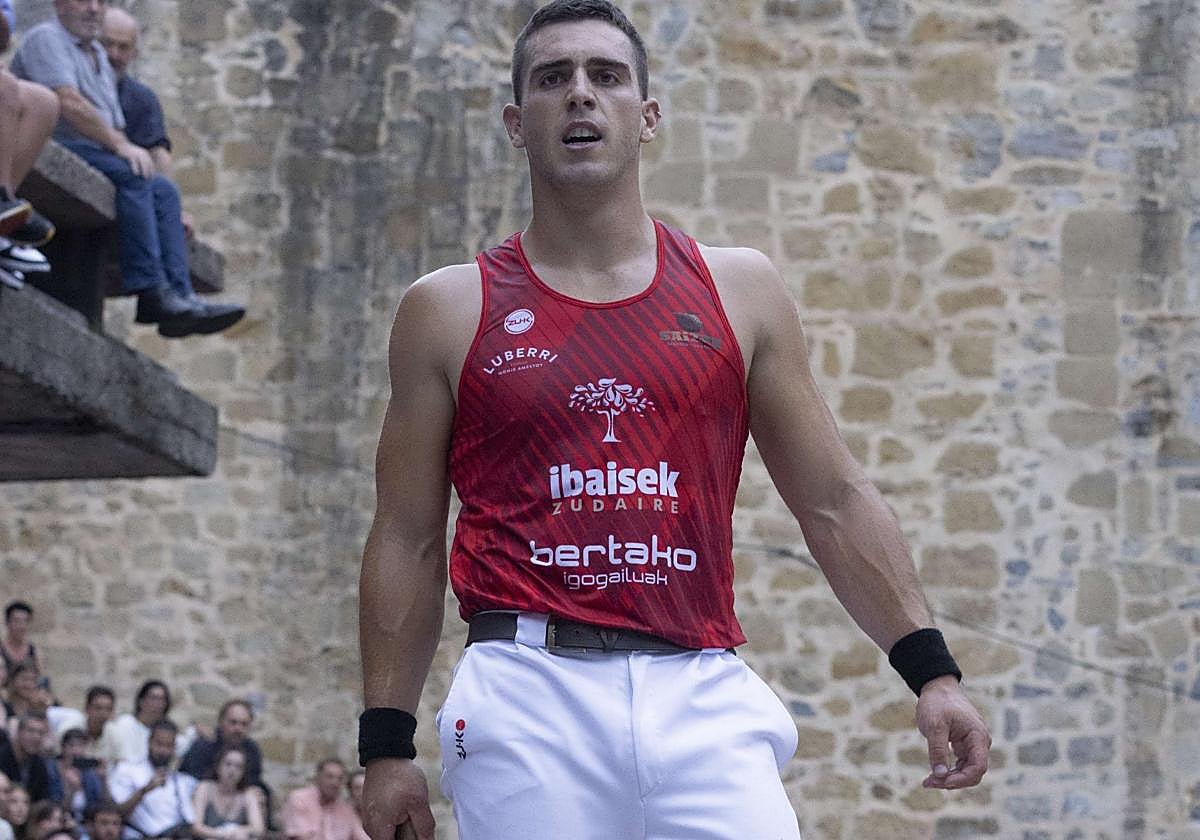 Iker Vicente, en la Plaza de la Trinidad de Donostia.