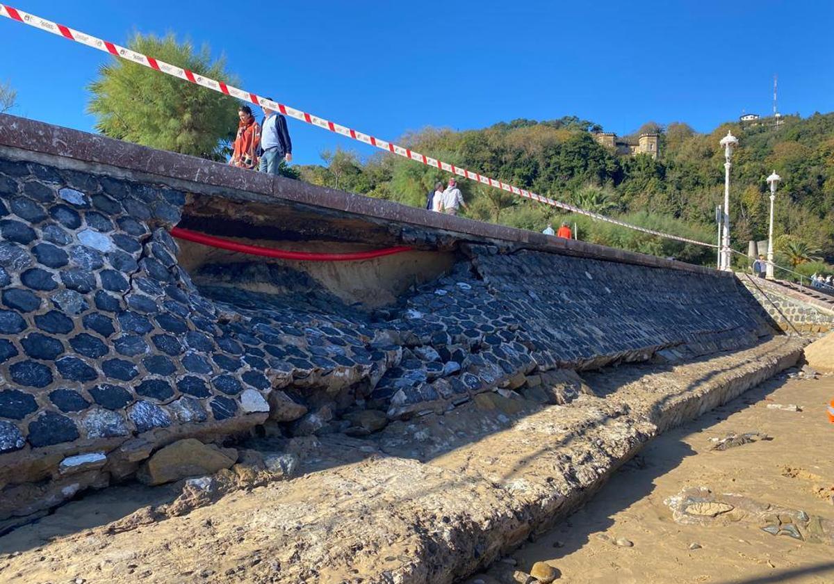 El muro afectado en la playa de Ondarreta.