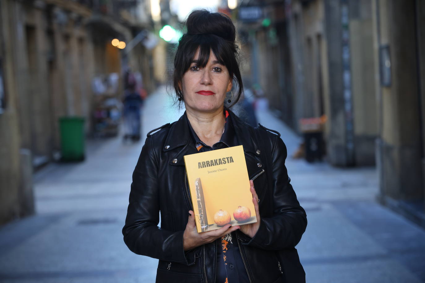 Jasone Osoro idazlea, 'Arrakasta' bere azken liburua eskutan duela.