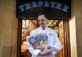 Manu Marañón muestra los tres productos envasados del Txepetxa que se comercializarán en grandes superficies desde este mes.
