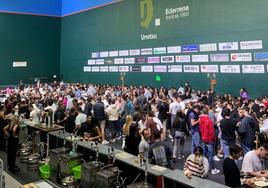 Gran ambiente en la Garagardo Festa de Lurra, que abrió sus puertas de viernes a domingo en el Ederrena.