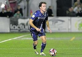 Odriozola levanta la cabeza para buscar un compañero mientras conduce el balón.