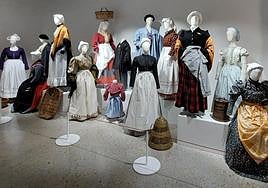La nueva exposición 'Baserritarrak' cuenta con dieciséis maniquíes, de doce mujeres, dos hombres, un niño y una niña.