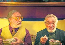 Los actores Luis Brandoni y Robert de Niro, en la entretenida serie 'Nada' sobre la crítica gastronómica.