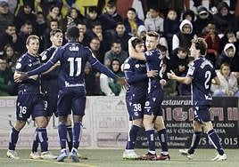 Los jugadores de la Real Sociedad celebran el gol de Carlos Fernández ante el Buñol.
