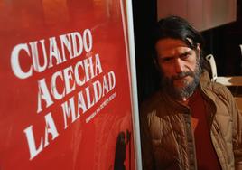 El actor Ezequiel Rodríguez posa junto al cartel durante la presentación de la película en la Sala Club.