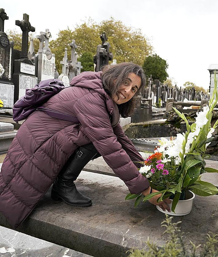 Imagen secundaria 2 - «Le hemos traído claveles, sus flores favoritas»