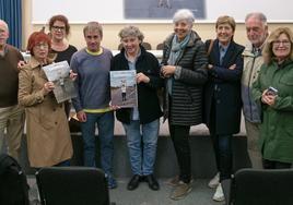 El fotógrafo Iñaki Izquierdo, con miembros de la Sociedad Fotográfica y de Chernobil Elkartea.