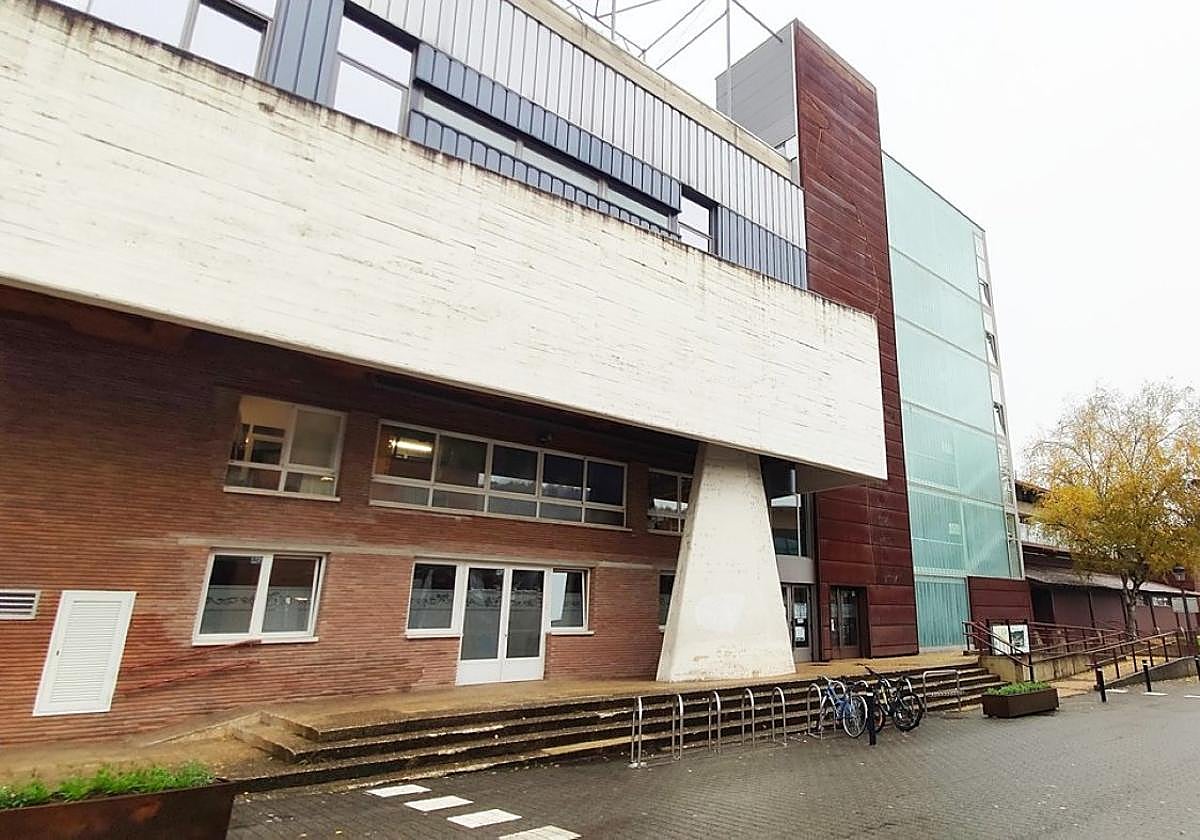 Fachada de acceso al polideportivo de Lazkao en el que se invertirán 600.000 euros.