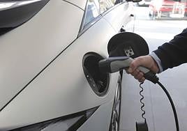 Usuarui cargando un coche eléctrico