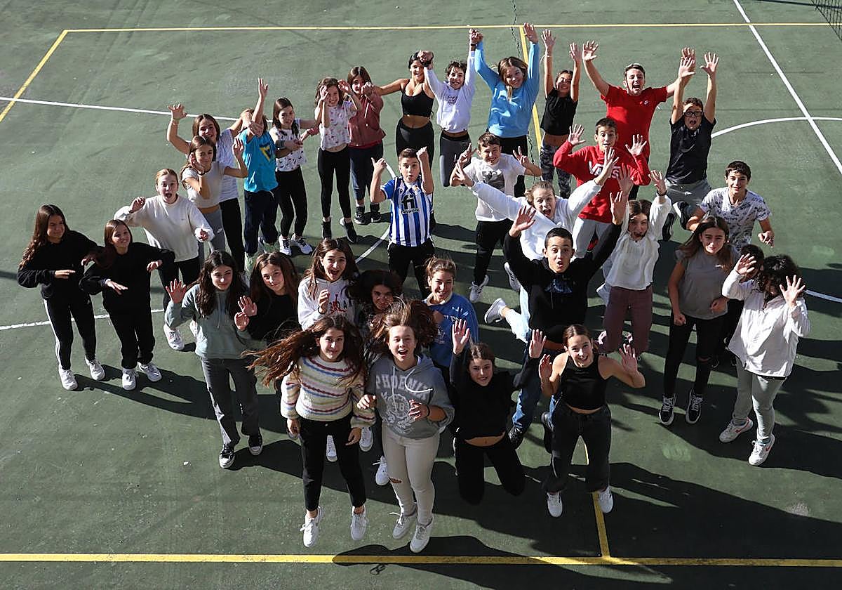 Alumnos de Salestarrak Urnieta en el patio del colegio.