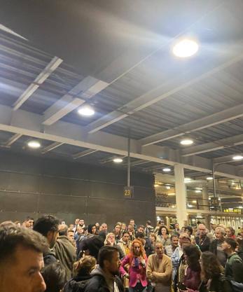 Imagen secundaria 2 - Pasajeros con destino Loiu desviados a Barcelona cortan el tráfico y se amotinan en El Prat tras pasar la noche en la calle