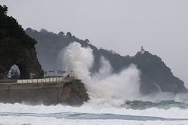 Las olas impactaron con fuerza en el litoral, como en Zarautz. Hoy el nivel de riesgo se eleva a rojo hasta las 18.00 horas, y se espera un fuerte temporal marítimo.