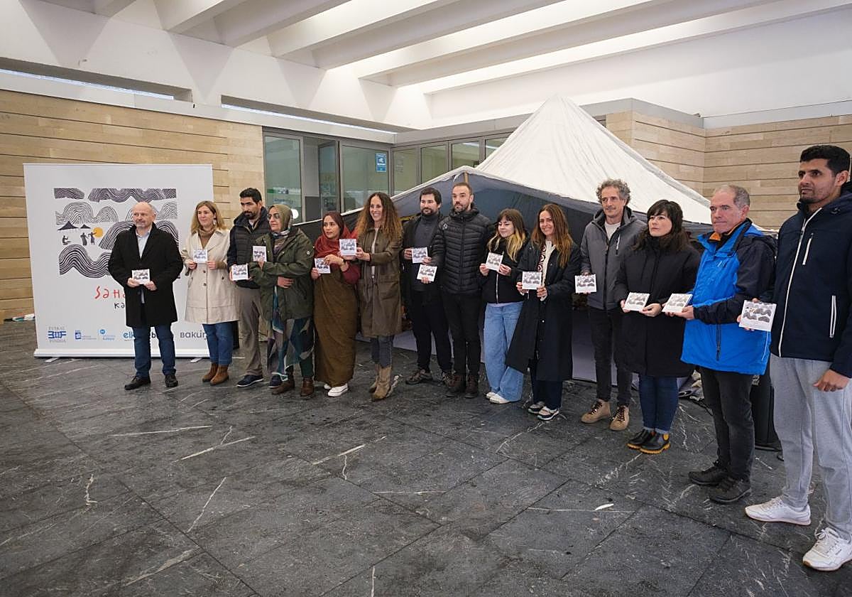 Algunas de las personas involucradas en el disco, con el músico Iker Lauroba y la actriz Itziar Ituño en el centro de la imagen.