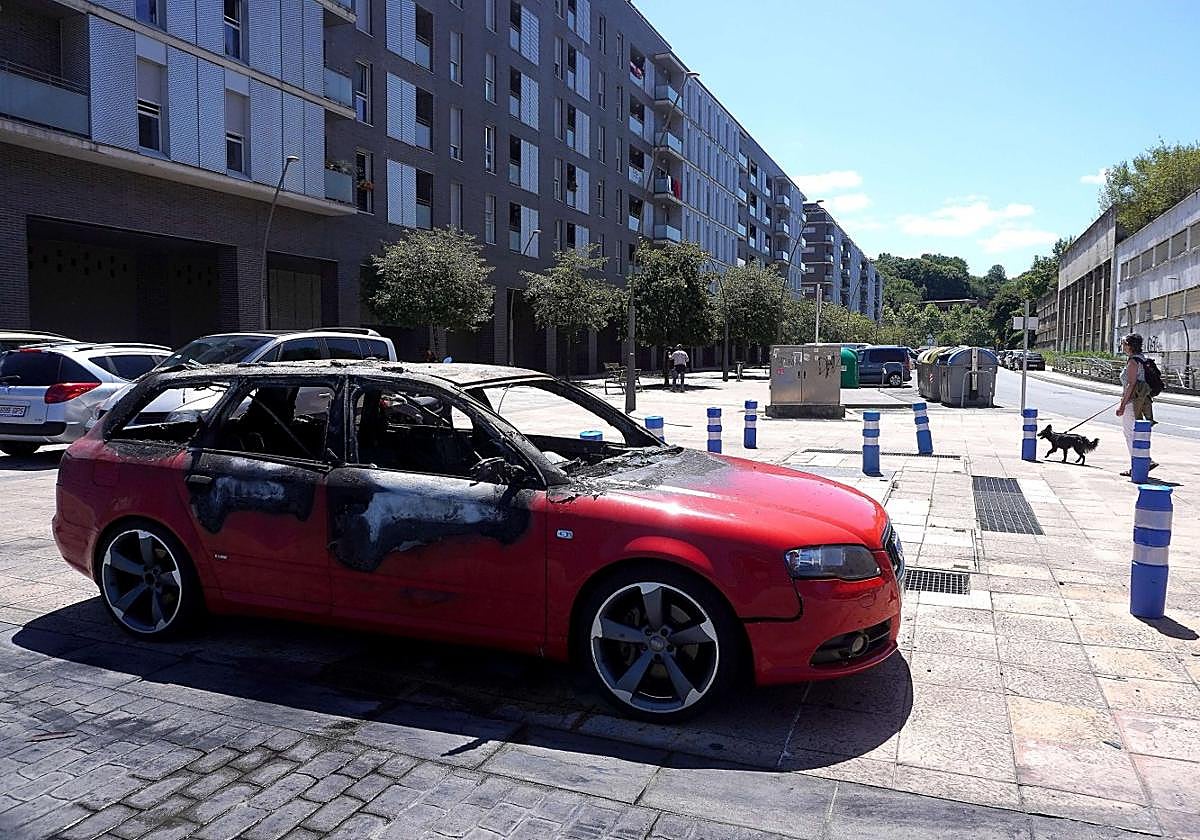 El coche al que dio fuego el acusado en Pasaia quedó totalmente calcinado.