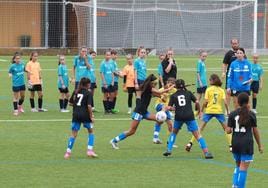 Un partido de fútbol entre dos equipos femeninos en la pasada edición de la Donosti Cup.