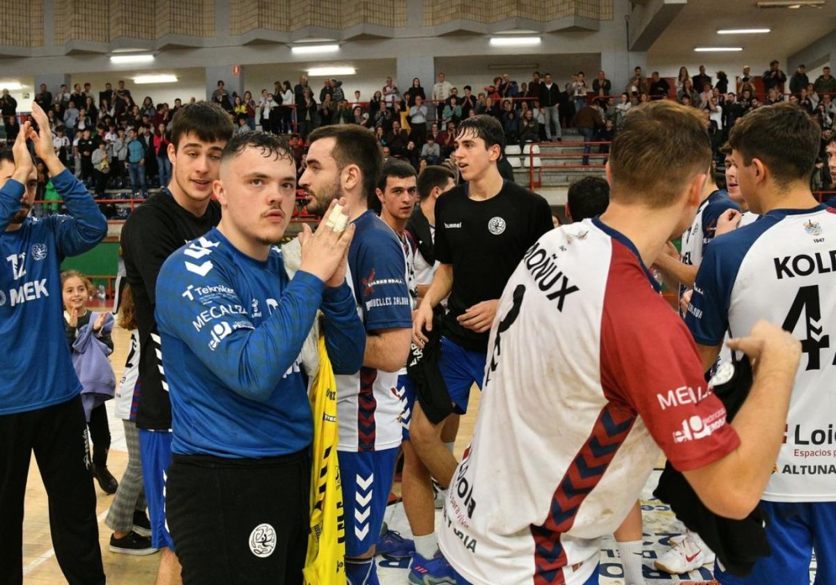 Los jugadores del Mek Eibar saludando al público de Ipurua al término de la semifinal de la Copa de Euskadi frente al Bidasoa.