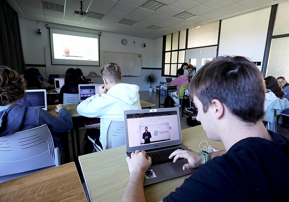 Los jóvenes de UrnietakoSalestarrak, durante una sesiónde conexión a STARTinnova.
