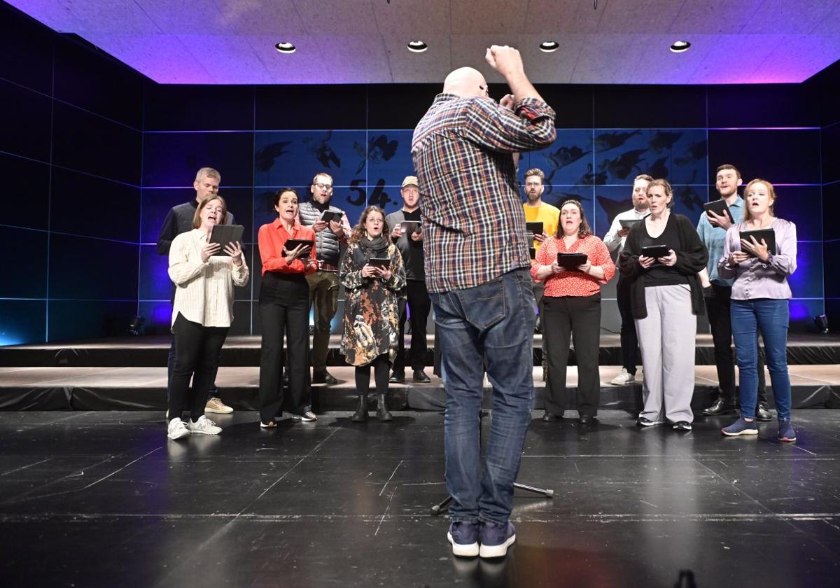 El coro islandés, que aparece aquí durante uno de sus ensayos, debutó ayer en el Certamen Coral de Tolosa.