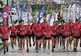 Las liebres de la Behobia trotan ayer en la última prueba que hicieron en La Concha trascambiarse en La Perla.