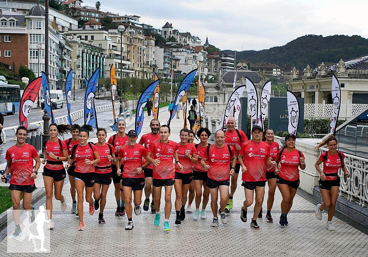 Las liebres de la Behobia trotan ayer en la última prueba que hicieron en La Concha trascambiarse en La Perla.
