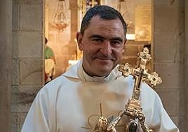 Mikel Garciandia, Mikel Goiangeruaren irudia eskuetan duela Aralarko santutegian.