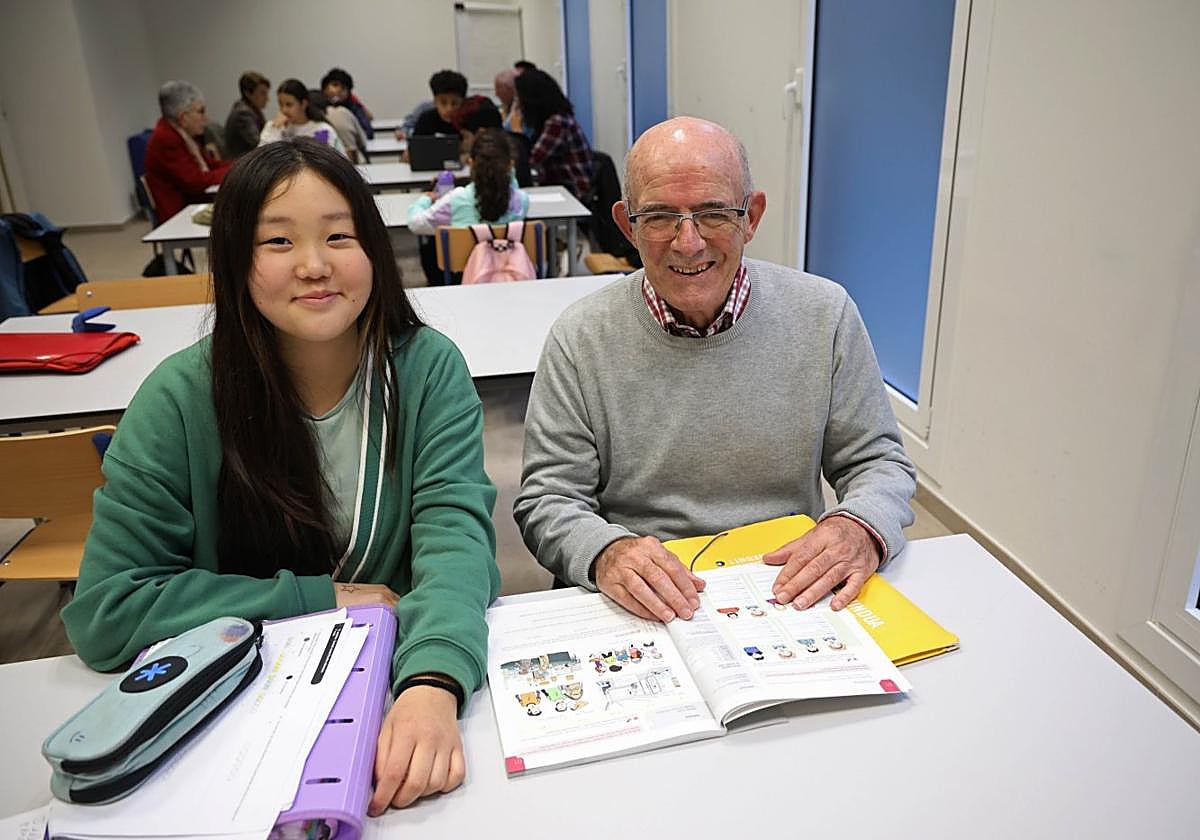 Maralaa Munkhzul y Xabier Mujika, en un aula de la asociación 'Hazi eta ikasi' de Donostia.
