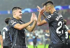 Barrenetxea y Brais celebran el tanto de la victoria logrado ante el Benfica en el Estàdio da Luz.