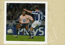 Xabi Alonso golpea un balón ante la mirada de Edgar Davids el 5 de noviembre de 2003.