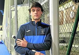 Lander Alduncin posa en las instalaciones de Bera Bera donde el Atlético juega sus partidos como local.