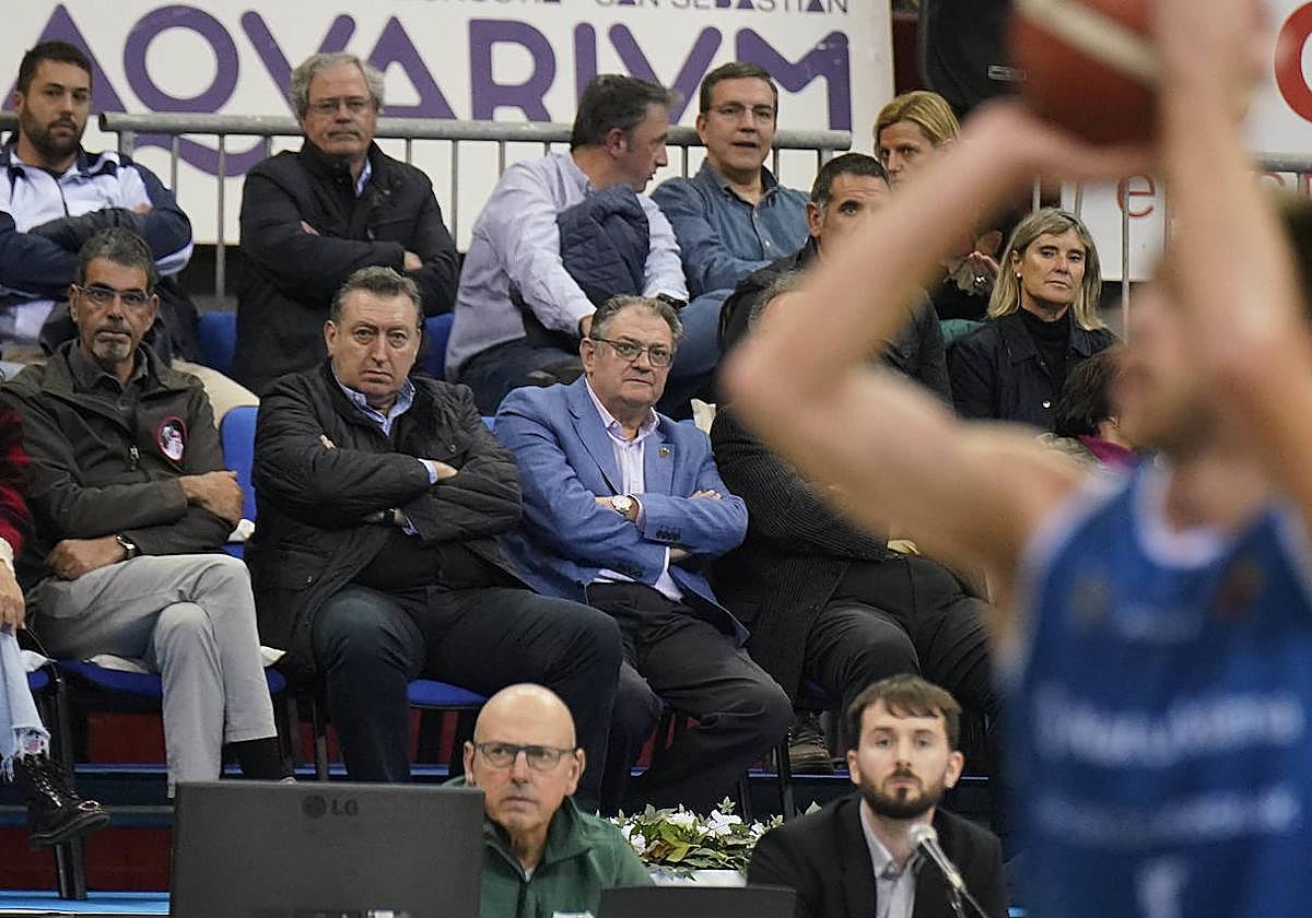 El alcalde Goia, Josean Ibiriku e Iñaki Almandoz, el domingo presenciando el partido del GBC en Illunbe.
