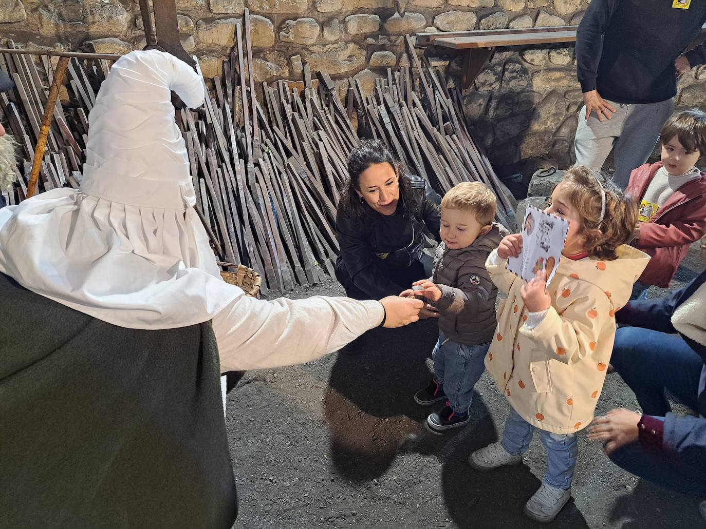 Olentzero eta Mari Domingiren bisitak Mirandaolan izan dira