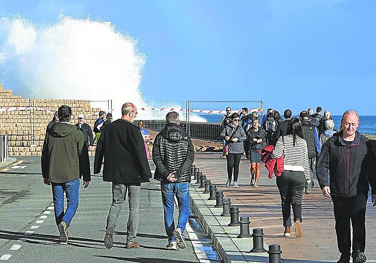 Las olas salpicaron este domingo el Peine del Viento donostiarra, que se llenó de paseantes.