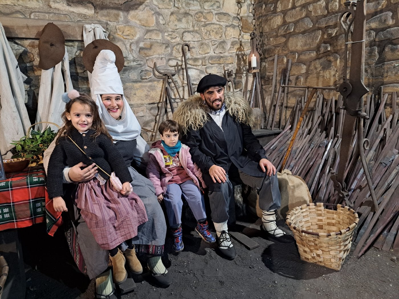 Bergara, Zumaia, Zarautz, Aia eta Urrestillatik hurbildu ziren Olentzero eta Mari Domingiri agurtzera.