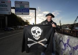 El donostiarra Jaime Alzugaray ya está listo para lucir su bandera pirata este domingo mientras anima a los 30.000 participantes de la multitudinaria carrera.