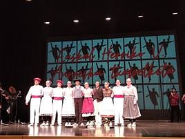 Mikel Esnaola dantzari lezoarra, erdian irabazlearen txapelarekin, gainontzeko partaideekin.