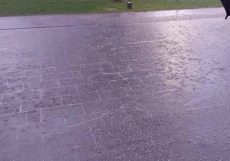 Una intensa lluvia ha sorprendido a muchos irundarras.