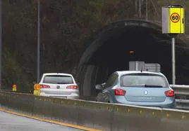 Radar ubicado en el túnel de Gorosmendi, en el término municipal de Berastegi, uno de los cuatro provisionales que hay desde abril.