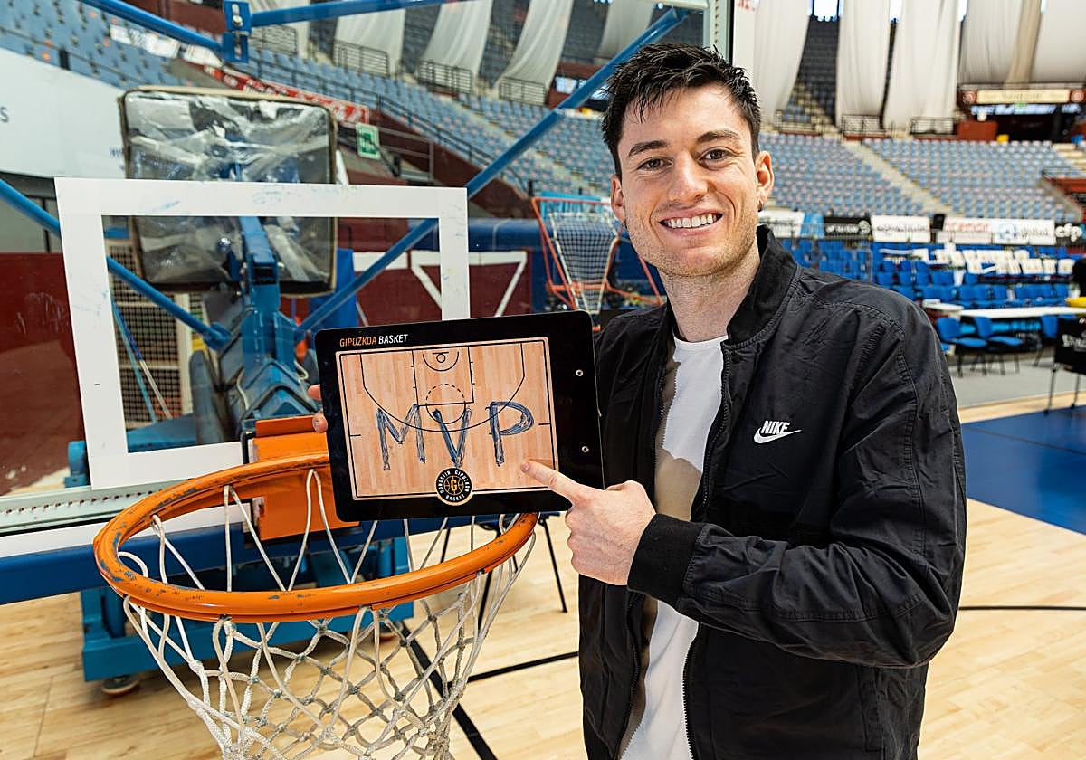 Barcello sonríe con su título de MVP de la jornada.