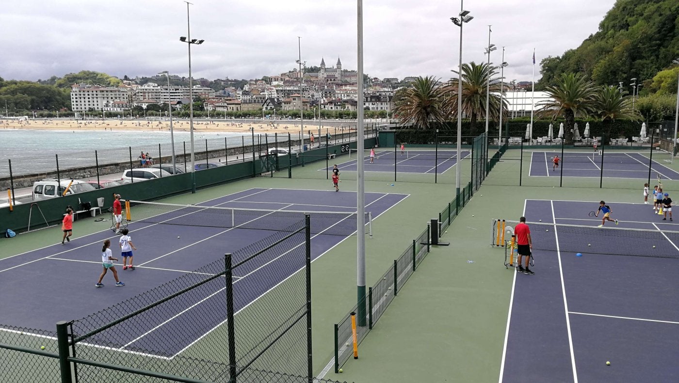 Cursillos en las pistas exteriores del Tenis de Ondarreta, cuyo futuro está en el aire.