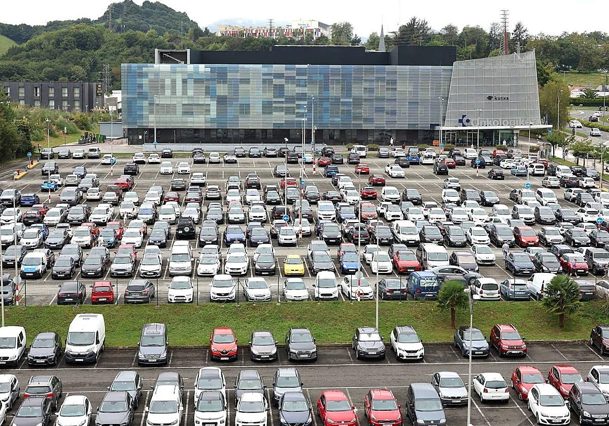 Parking actual de Onkologikoa, donde en la primavera comenzarán a construir el edificio que albergará la máquina de protonterapia.