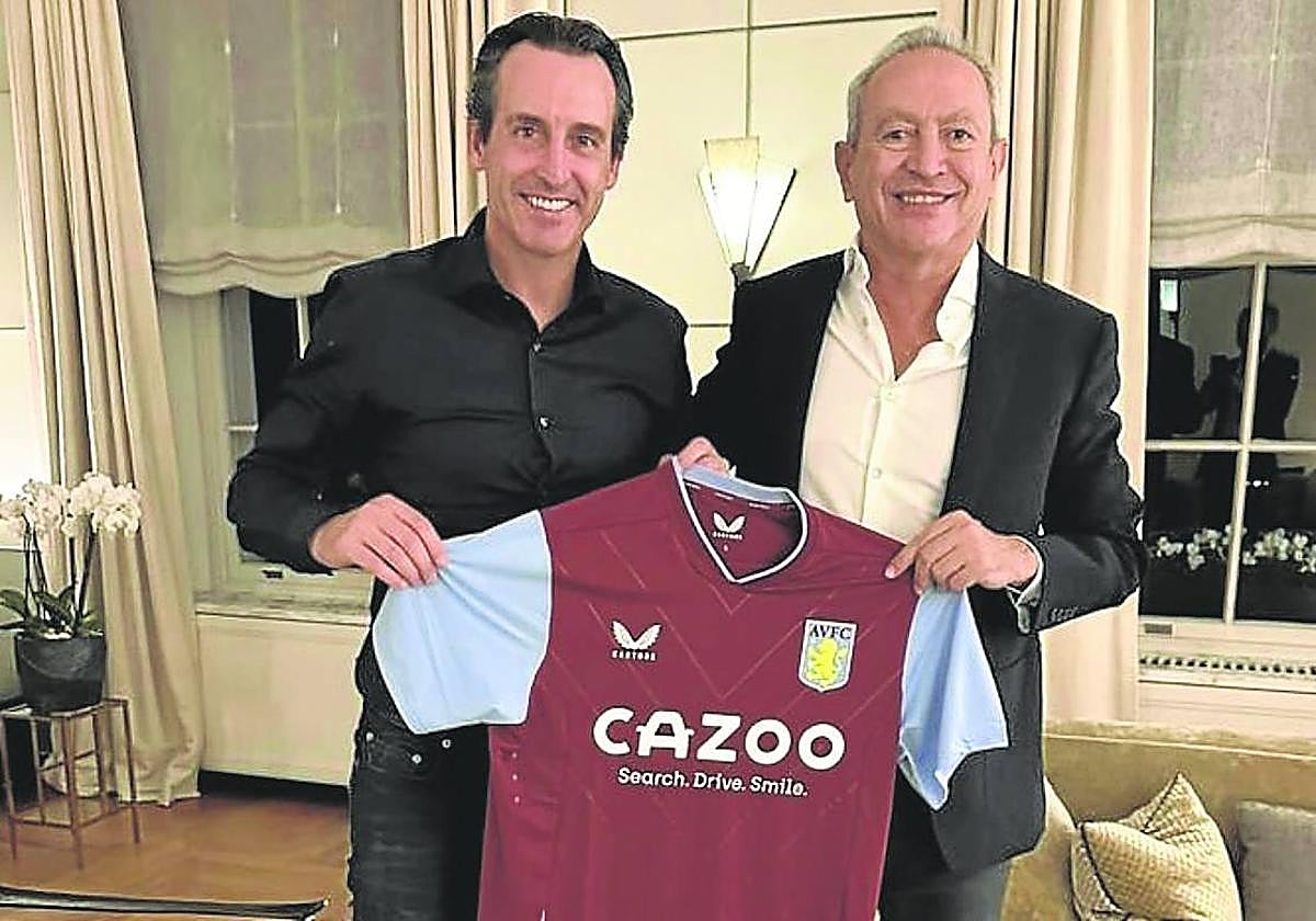 Unai Emery y Nassef Sawiris, con la camiseta del Aston Villa.