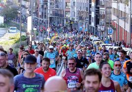 Participantes de la carrera, a su paso por Pasaia.