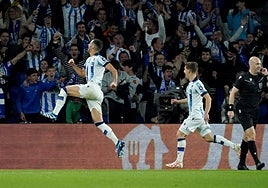 Merino celebra el primero de los tantos anotados al Benfica en el Reale Arena con los aficionados al fondo.
