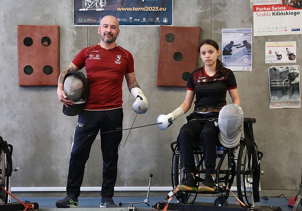 Bajo el cartelón del reciente campeonato de Turín, Yovani y Yulieth posan en la sala de armas del Fortuna.