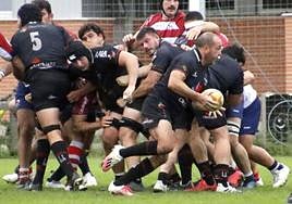 Facundo Orive avanza con el oval en sus manos.